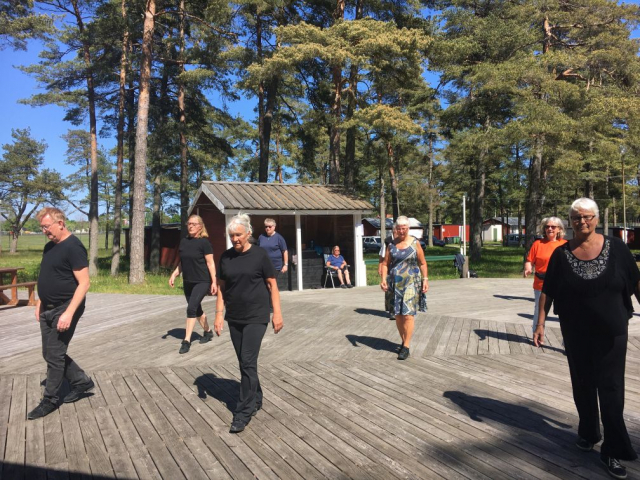 Fler dansare är igång med dansen