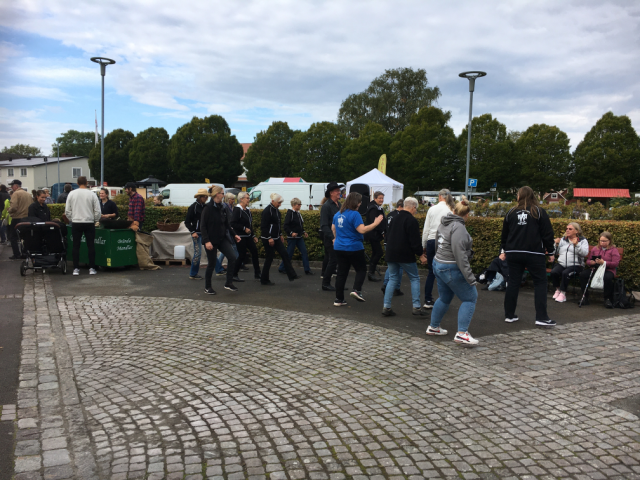 Dans åt två håll - det är två olika danser