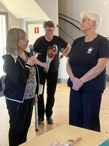 Sylvia avtackas efter att ha varit sekreterare i mååånga år Sylvia avtackas efter att ha varit sekreterare i mååånga år