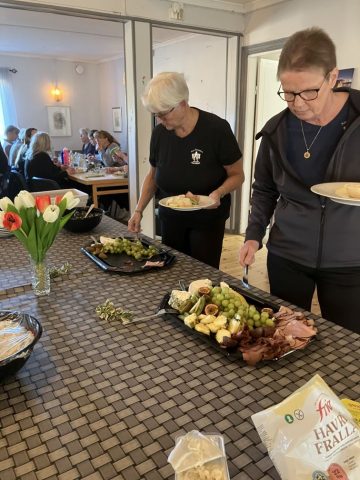 Sylvia och Anita tar för sig av den exotiska buffén Sylvia och Anita tar för sig av den exotiska buffén