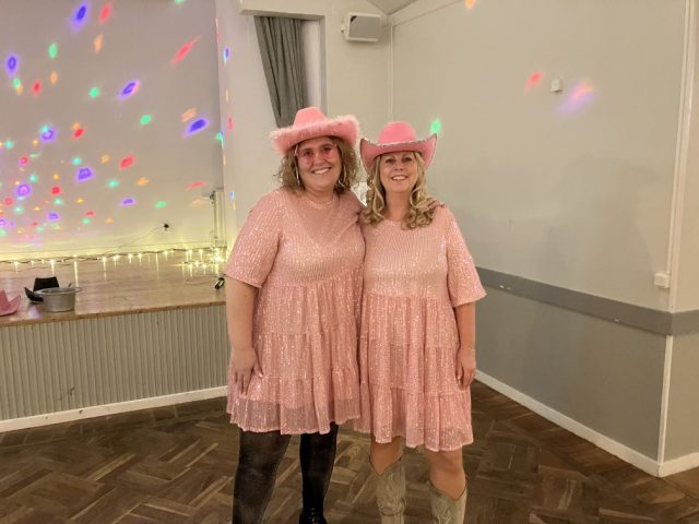 Anna och Tessan, så fina i sin rosa outfit Anna och Tessan