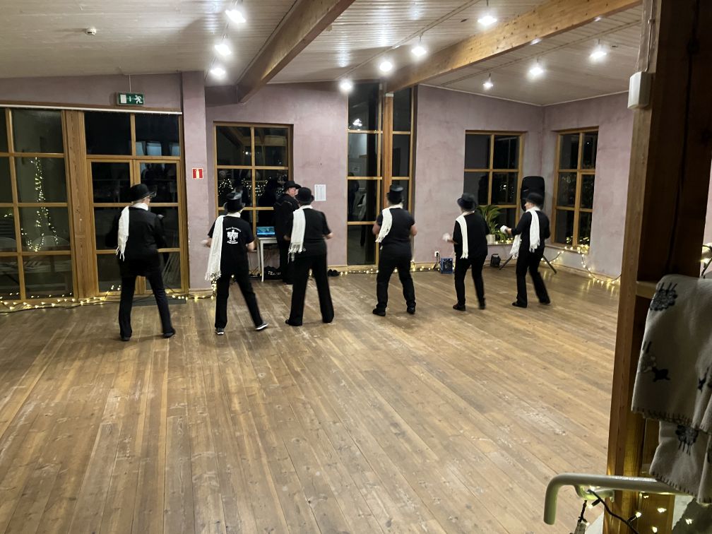 Hela Junters dansar Hello Dolly