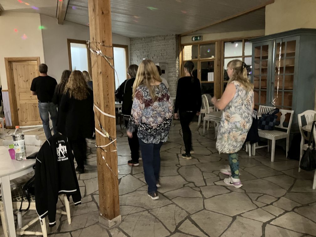 Bord flyttades för att ge utrymme för alternativ danser