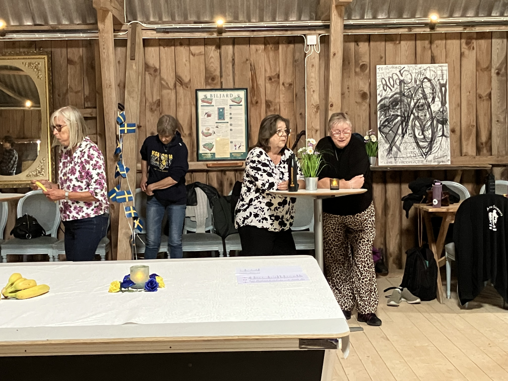 Marita och Monica pratar och Ylva har hittat bananerna som fanns att äta