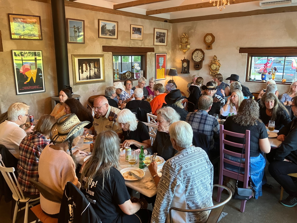 Sedan blev det buffé inne i caféet.
