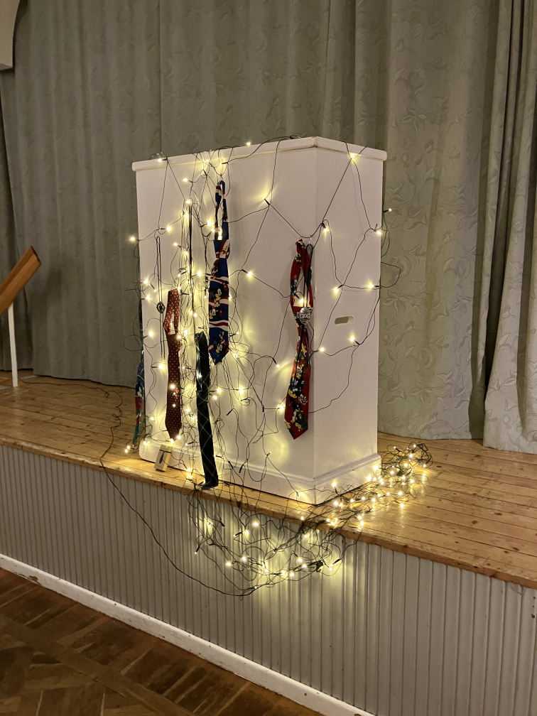 Scenen är dekorerad med ljus och slipsar