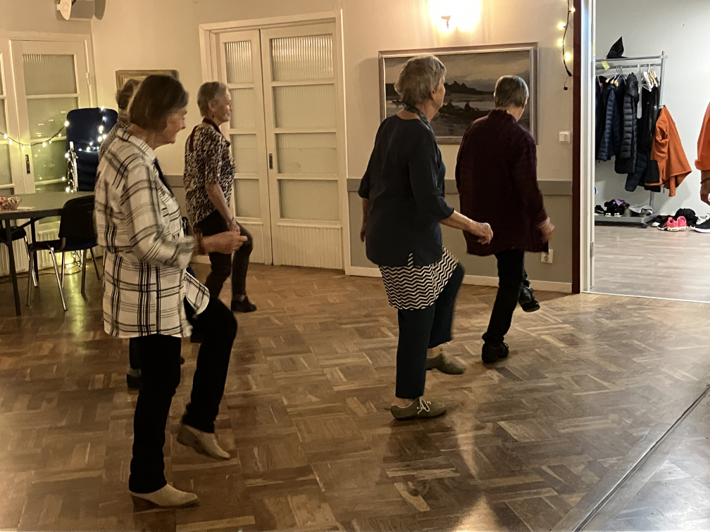 Även längst ner i lokalen där det dansas alternativa danser