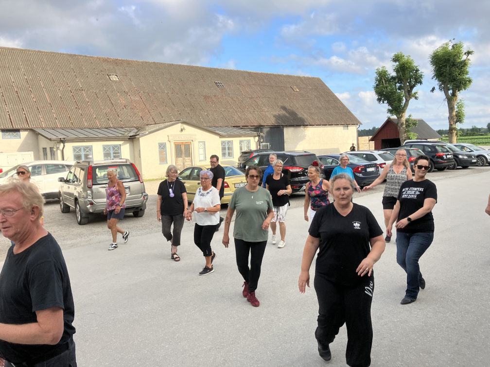 Vi dansar runt bilarna