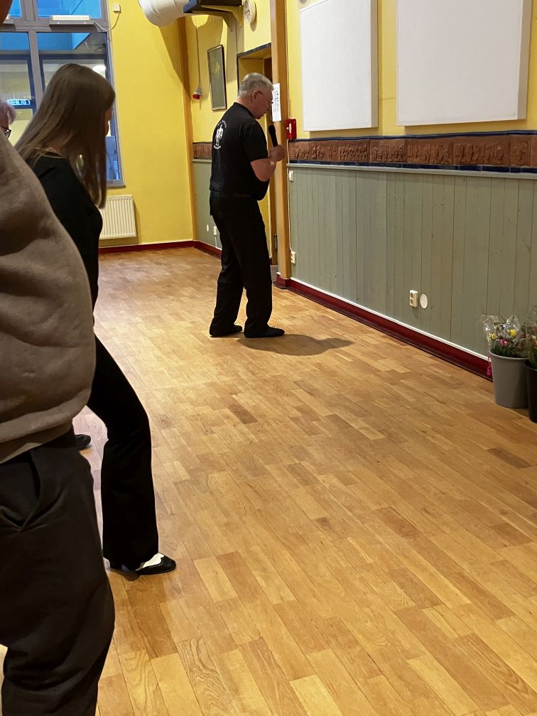 Årsmöte_2026_15 Lennart lär ut en dans