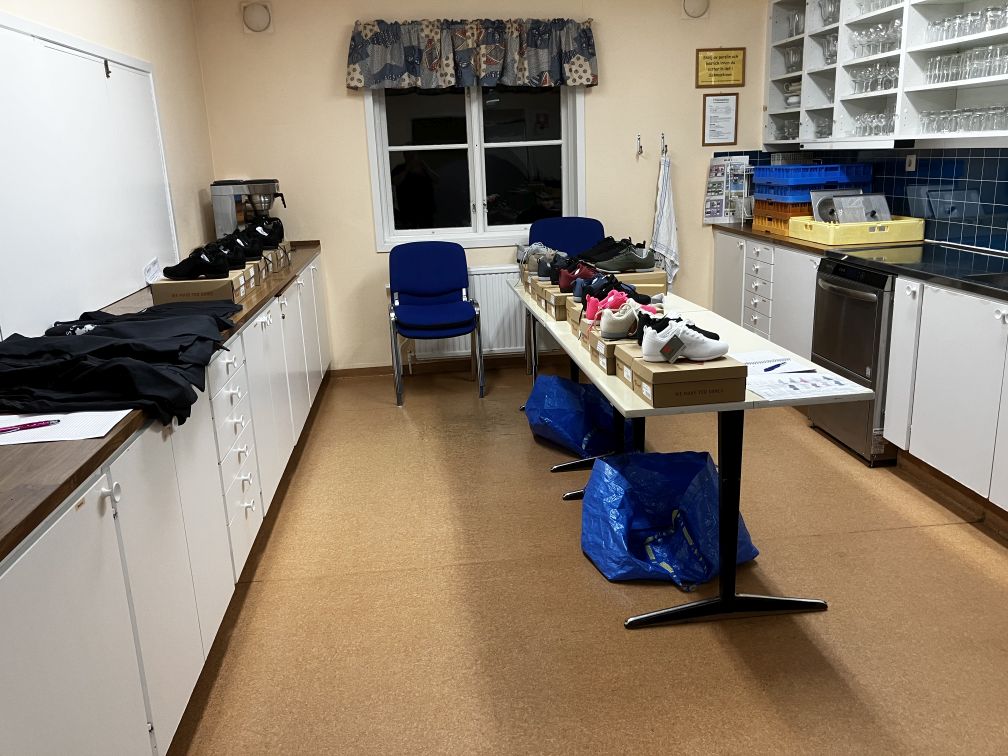 Jan26_30_3 Skor och västar upplagda i köket så att man kan prova