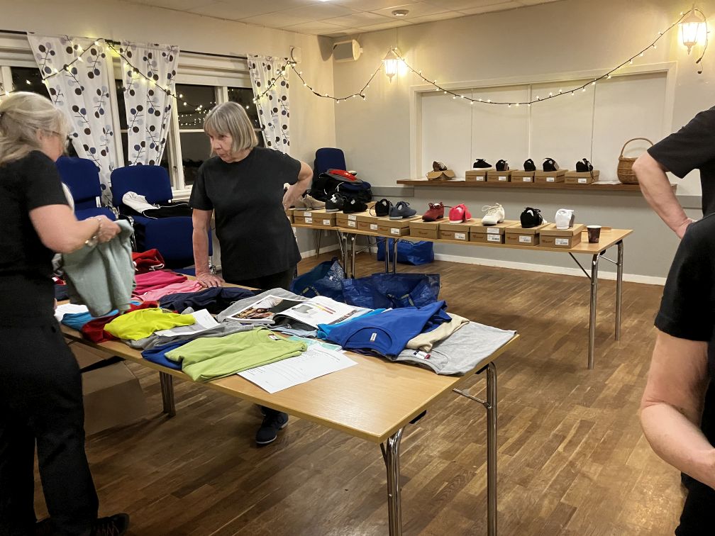 Teknik_6 Och även här fick man prova skor, men också tröjor för beställning